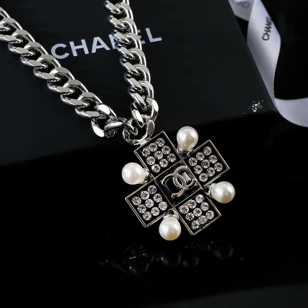 Chanel 小香 新品珍珠项链 太 了 新款毛衣链 装饰美物 名媛气质、高雅配饰、 黄铜材质