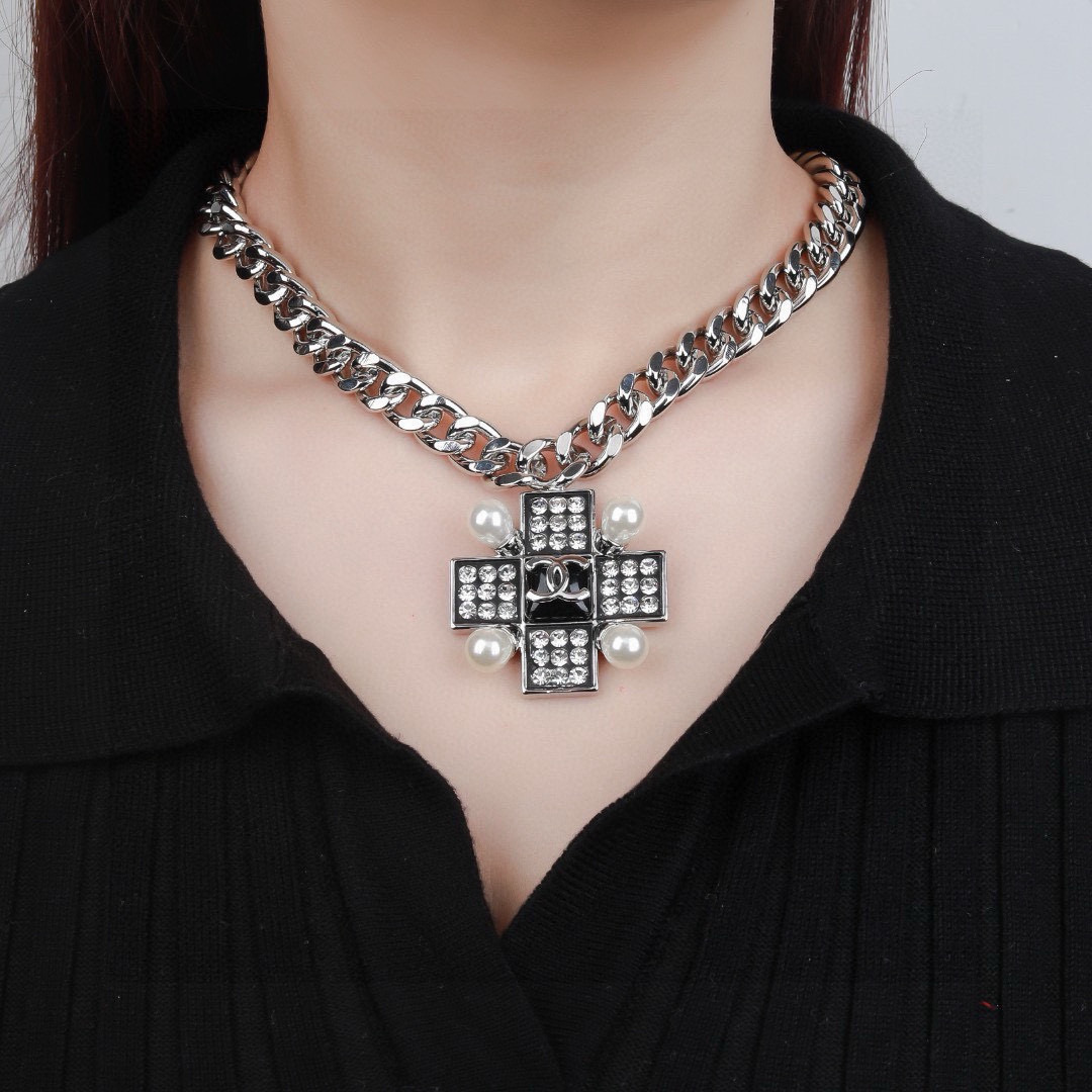 Chanel 小香 新品珍珠项链 太 了 新款毛衣链 装饰美物 名媛气质、高雅配饰、 黄铜材质