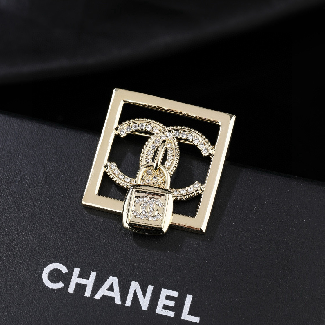 Chanel CHANEL 香奈儿新款锁头 双C胸针