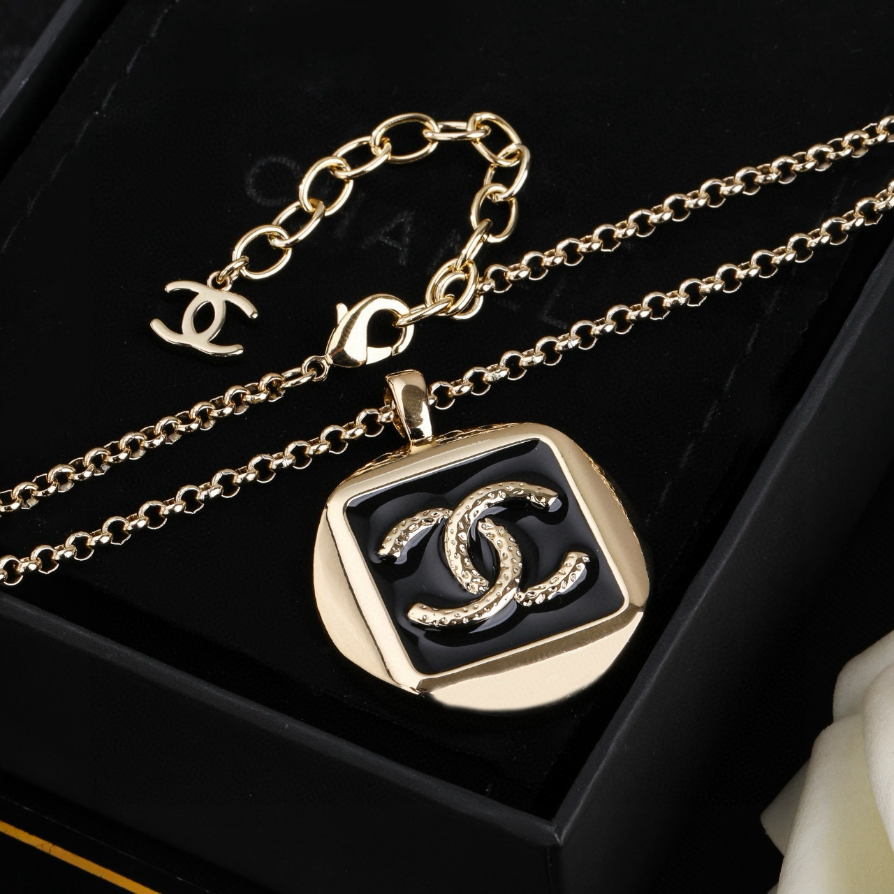 Chanel 香奈儿 Chanel 新款项链 别有心机设计的一款 完美 元素添加
