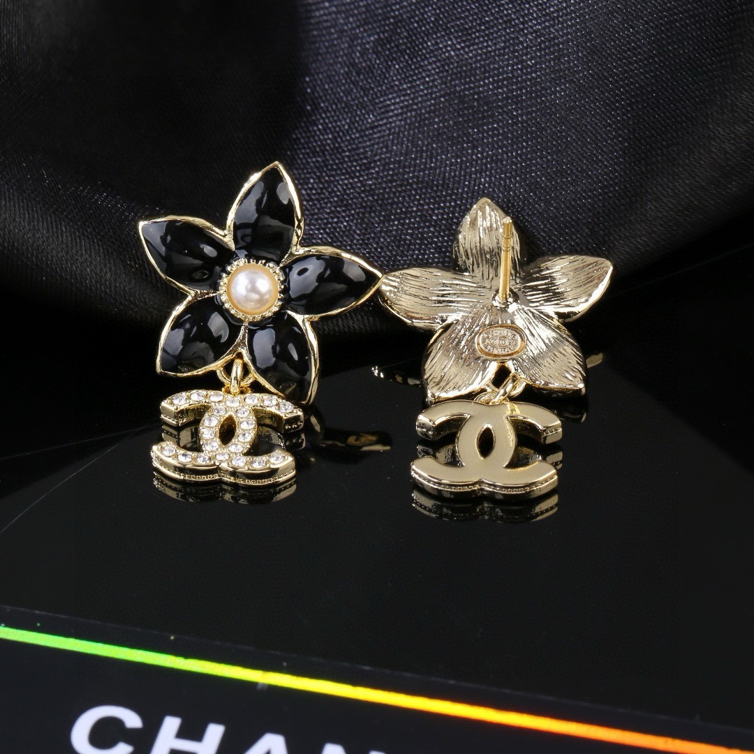 Chanel 小香 Chanel 新款花朵 同步上新 双C耳钉 精工打造 黄铜材质