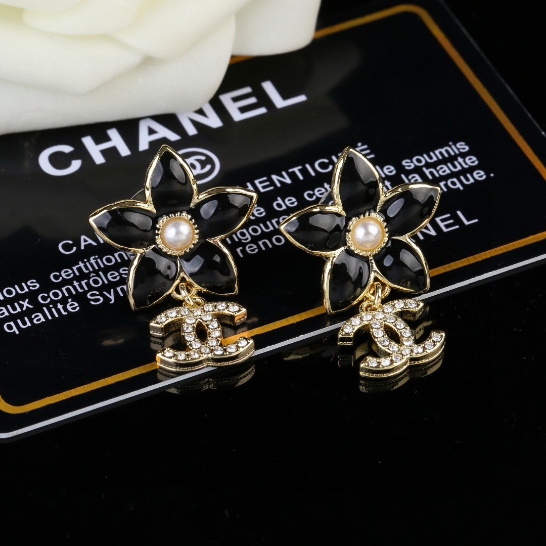 Chanel 小香 Chanel 新款花朵 同步上新 双C耳钉 精工打造 黄铜材质