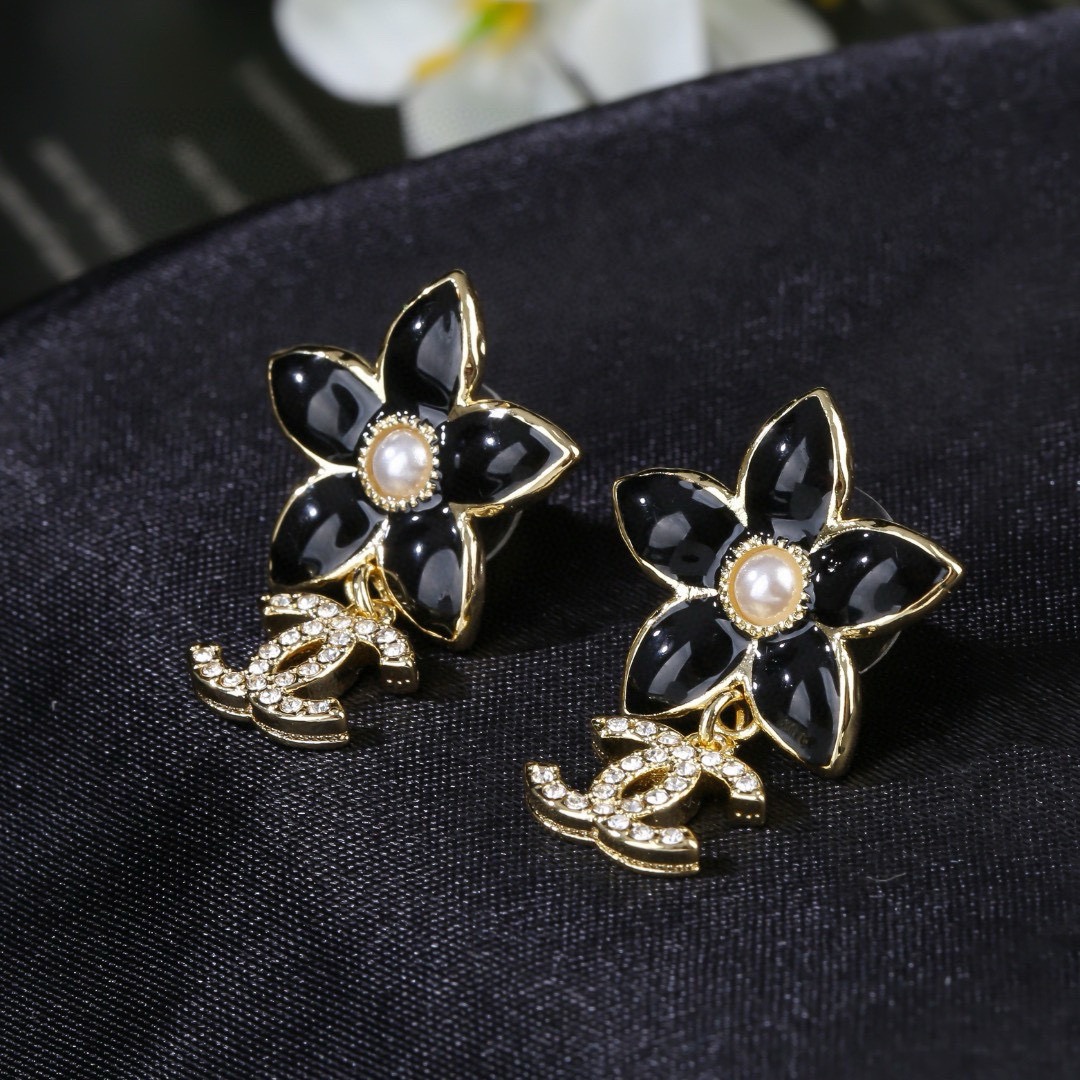 Chanel 小香 Chanel 新款花朵 同步上新 双C耳钉 精工打造 黄铜材质