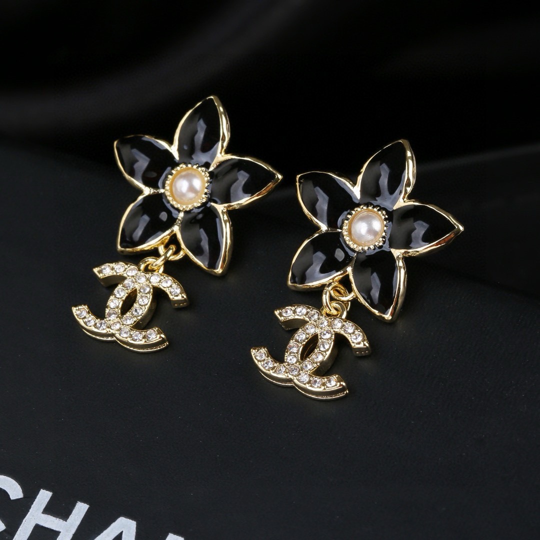 Chanel 小香 Chanel 新款花朵 同步上新 双C耳钉 精工打造 黄铜材质
