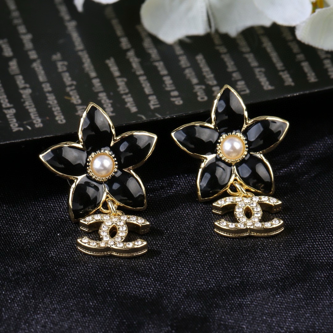 Chanel 小香 Chanel 新款花朵 同步上新 双C耳钉 精工打造 黄铜材质
