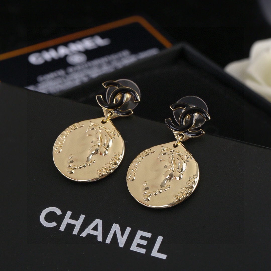 Chanel 小香新款人头耳环 耳钉 每一个细节做工非常精细 这款设计非常美轮美奂 这款真的 美 仙 小姐姐