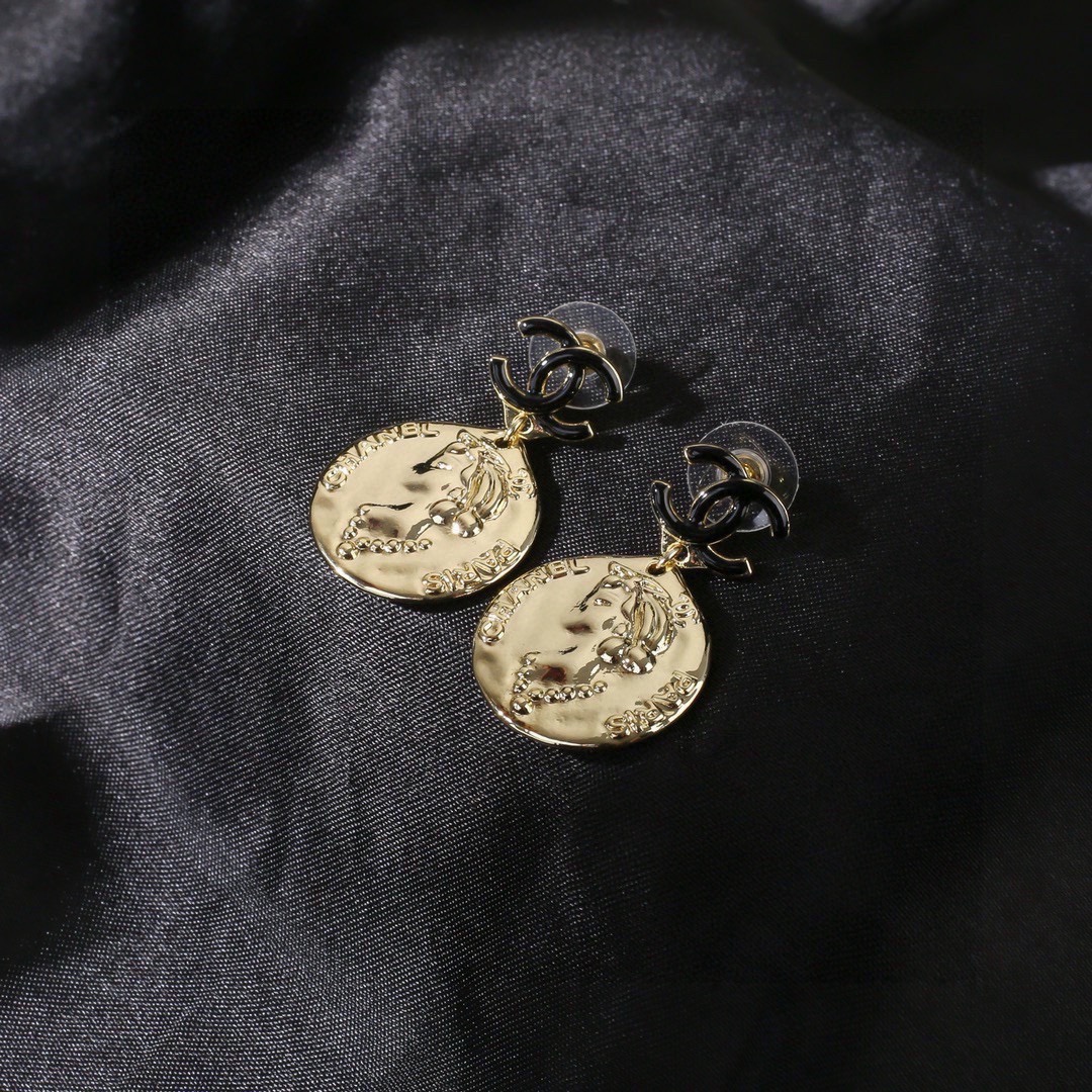 Chanel 小香新款人头耳环 耳钉 每一个细节做工非常精细 这款设计非常美轮美奂 这款真的 美 仙 小姐姐