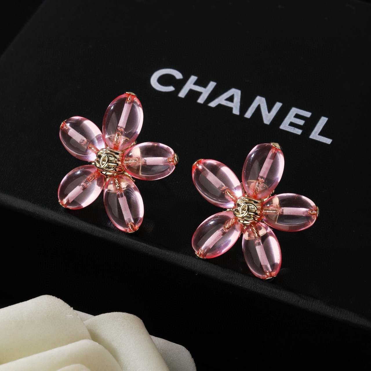Chanel 小香新款耳环 每一个细节做工非常精细 这款设计非常美轮美奂 这款真的 美 仙 小姐姐