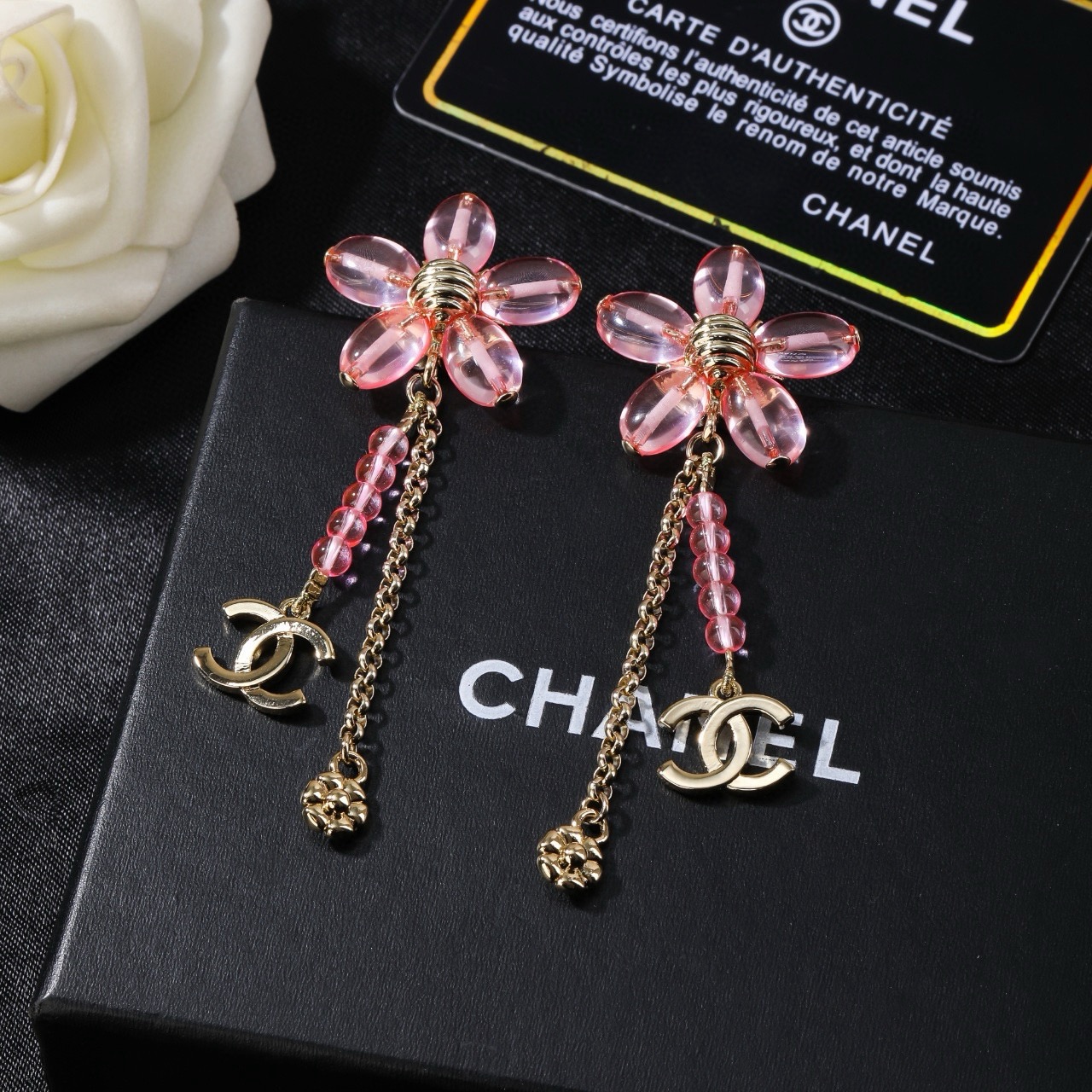 Chanel 小香新款耳环 每一个细节做工非常精细 这款设计非常美轮美奂 这款真的 美 仙 小姐姐
