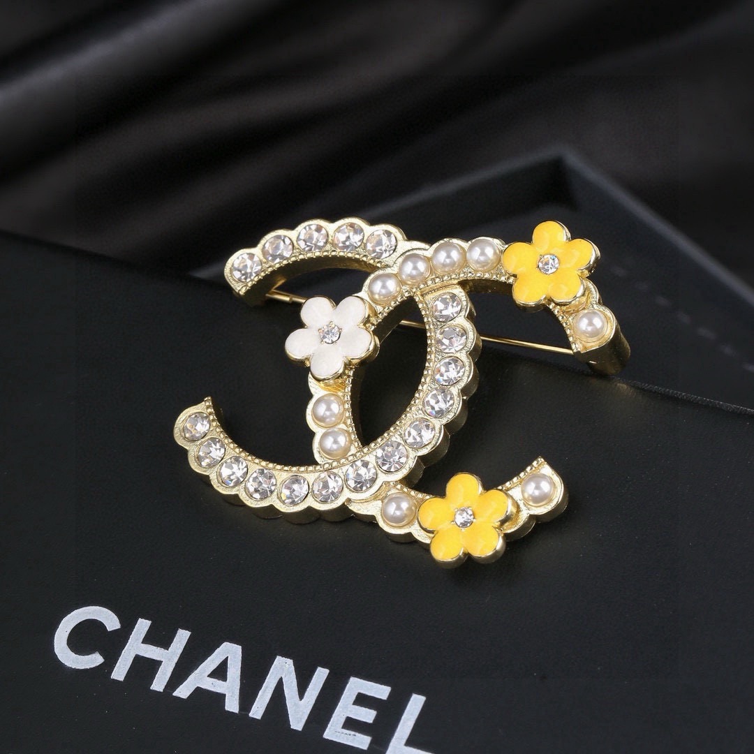 Chanel 小香 Chanel 秋冬 系列 花辫花朵 胸针 别有心机设计的一款 完美 元素添加 花瓣片点缀