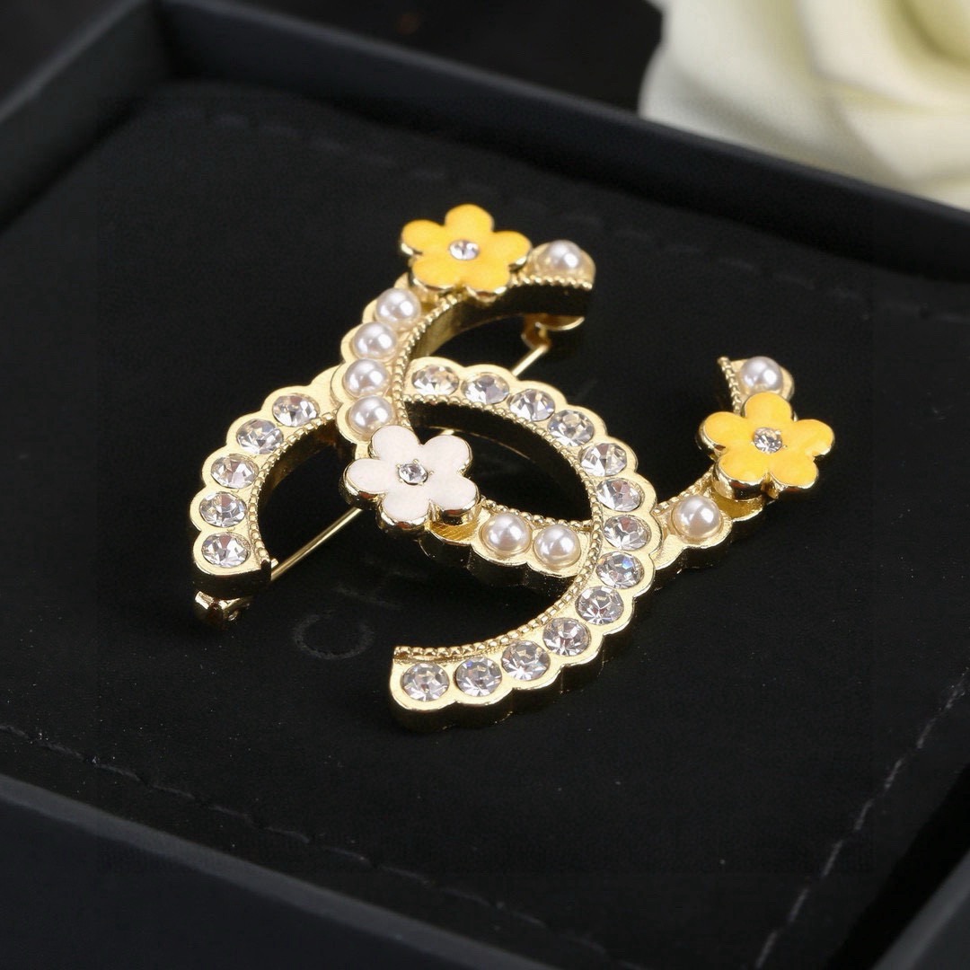 Chanel 小香 Chanel 秋冬 系列 花辫花朵 胸针 别有心机设计的一款 完美 元素添加 花瓣片点缀