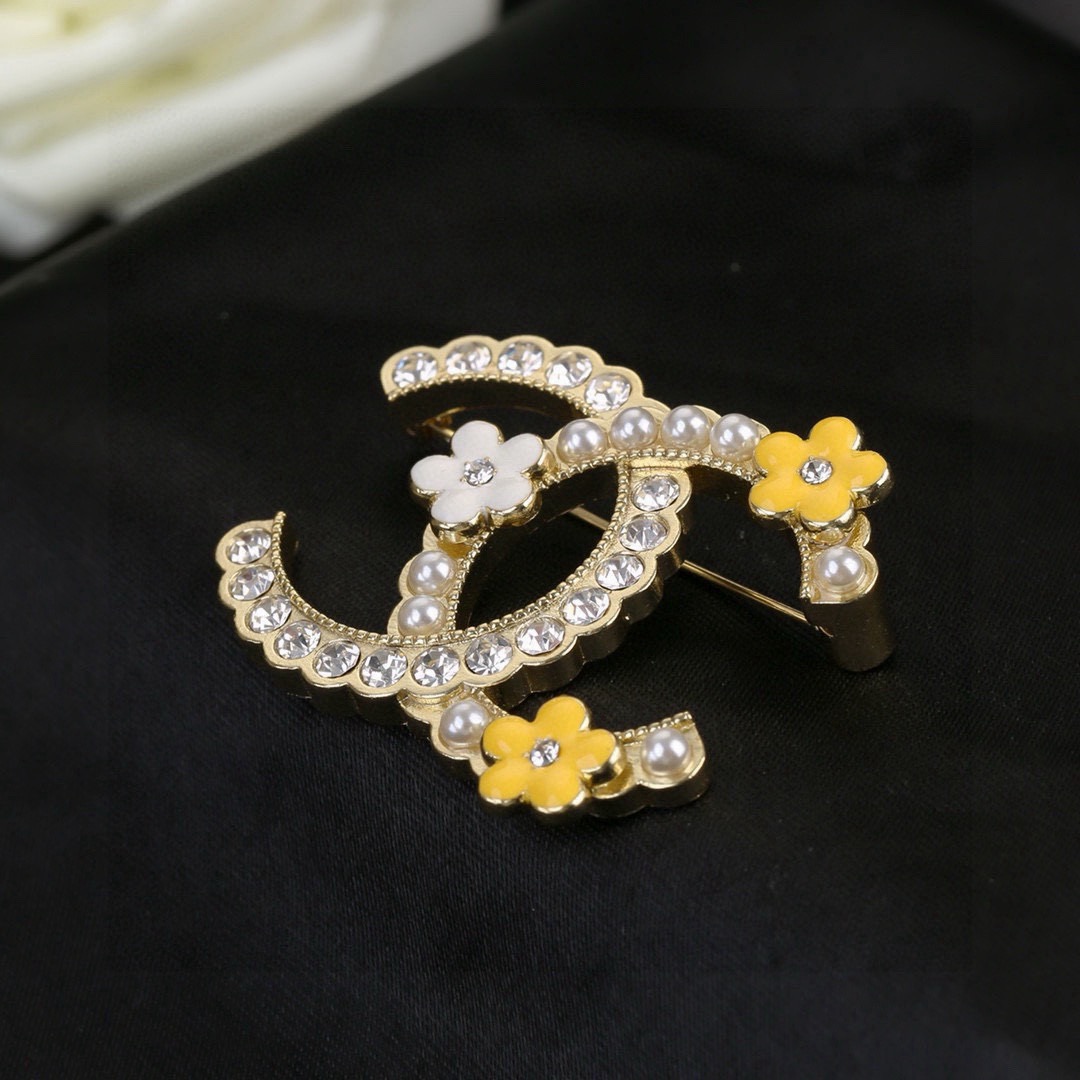 Chanel 小香 Chanel 秋冬 系列 花辫花朵 胸针 别有心机设计的一款 完美 元素添加 花瓣片点缀