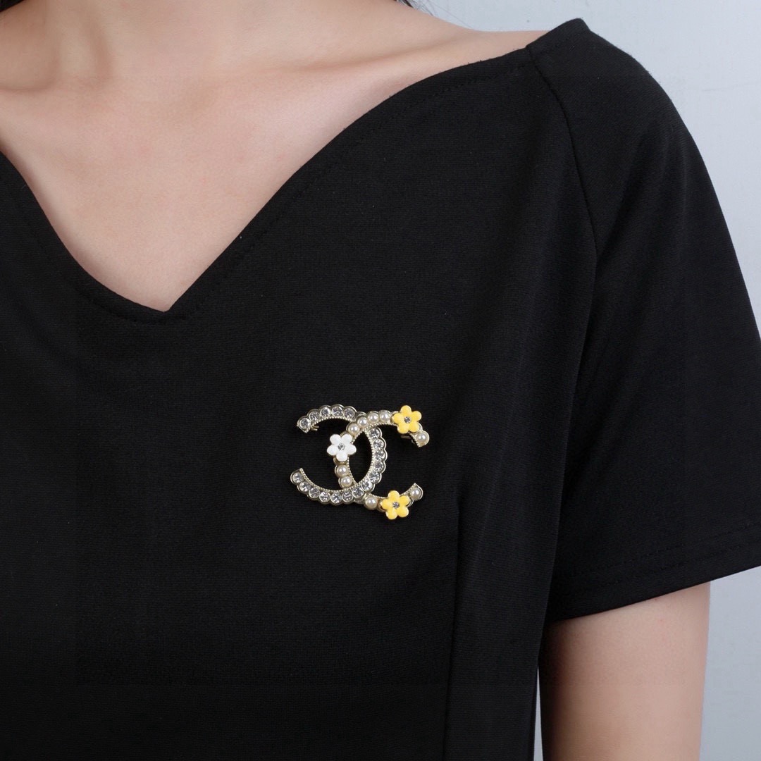 Chanel 小香 Chanel 秋冬 系列 花辫花朵 胸针 别有心机设计的一款 完美 元素添加 花瓣片点缀