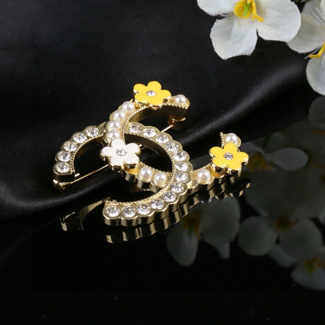 Chanel 小香 Chanel 秋冬 系列 花辫花朵 胸针 别有心机设计的一款 完美 元素添加 花瓣片点缀
