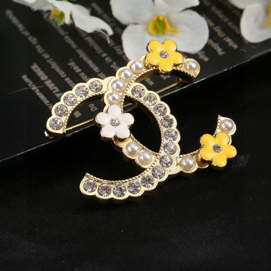 Chanel 小香 Chanel 秋冬 系列 花辫花朵 胸针 别有心机设计的一款 完美 元素添加 花瓣片点缀