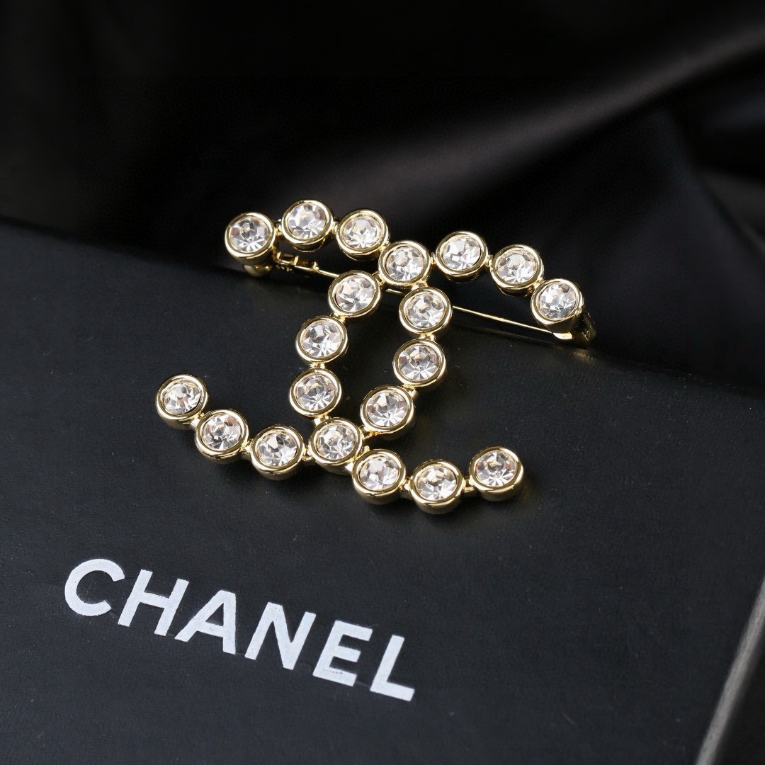 Chanel 香奈儿 Chanel 秋冬系列 钻石 双C胸针 别有心机设计的一款 完美 元素添加