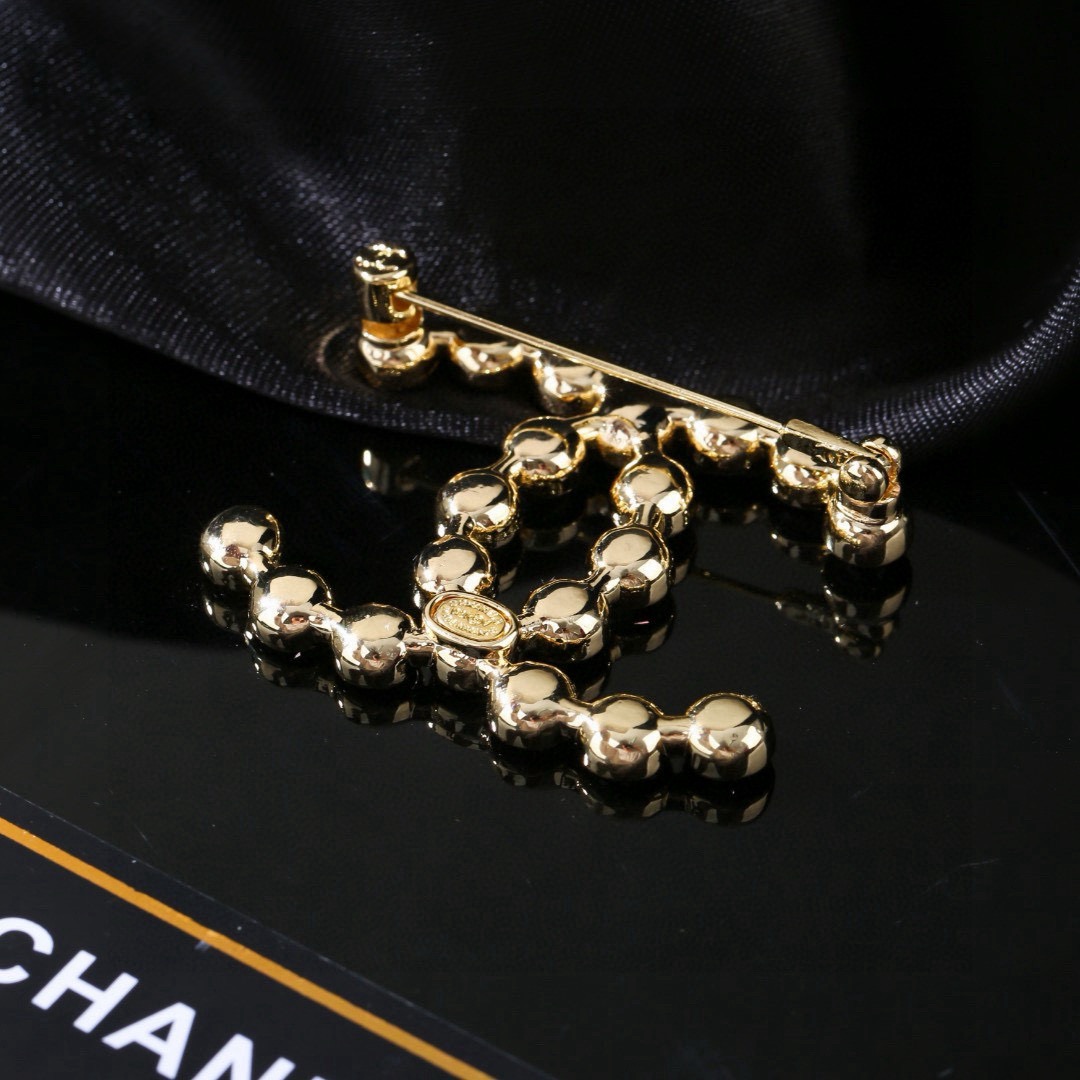 Chanel 香奈儿 Chanel 秋冬系列 钻石 双C胸针 别有心机设计的一款 完美 元素添加