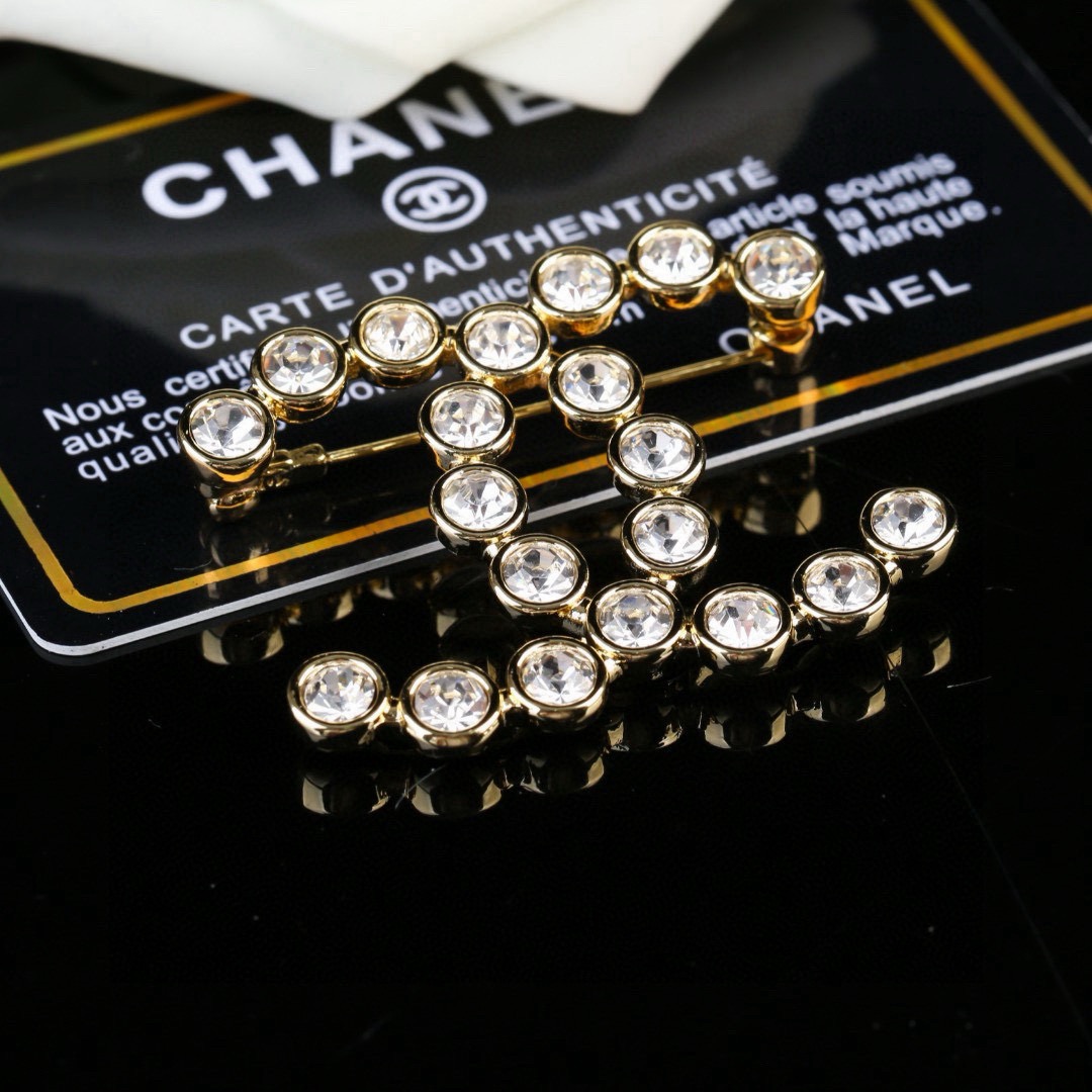 Chanel 香奈儿 Chanel 秋冬系列 钻石 双C胸针 别有心机设计的一款 完美 元素添加