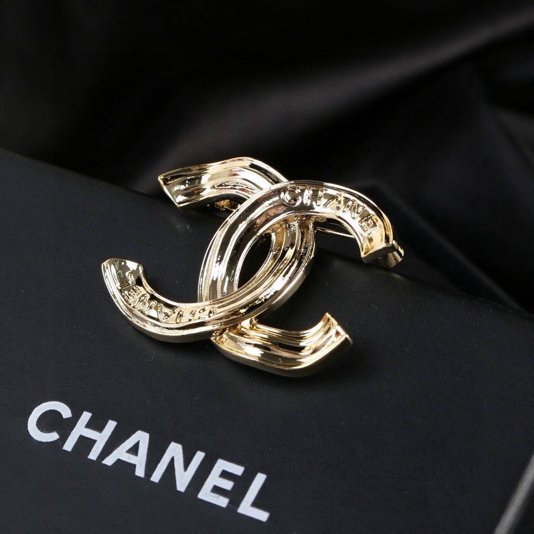Chanel 香奈儿 Chanel 秋冬系列 光面 字母 双C胸针 别有心机设计的一款 完美 元素添加