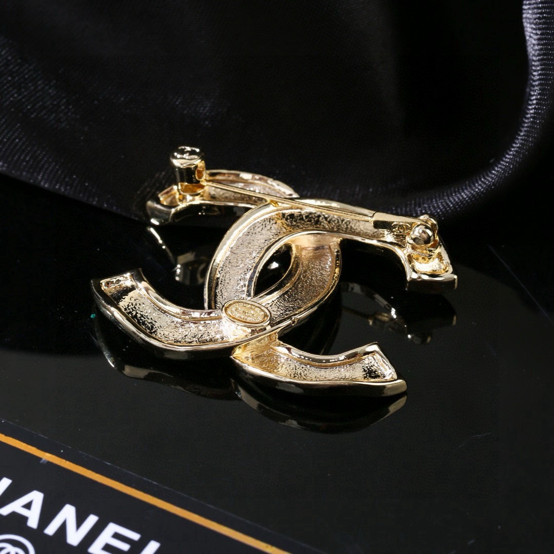 Chanel 香奈儿 Chanel 秋冬系列 光面 字母 双C胸针 别有心机设计的一款 完美 元素添加