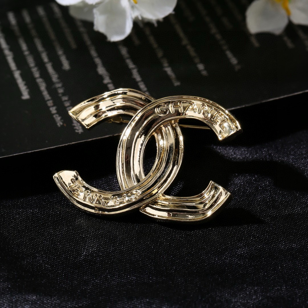 Chanel 香奈儿 Chanel 秋冬系列 光面 字母 双C胸针 别有心机设计的一款 完美 元素添加