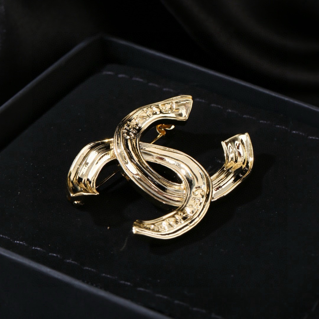 Chanel 香奈儿 Chanel 秋冬系列 光面 字母 双C胸针 别有心机设计的一款 完美 元素添加