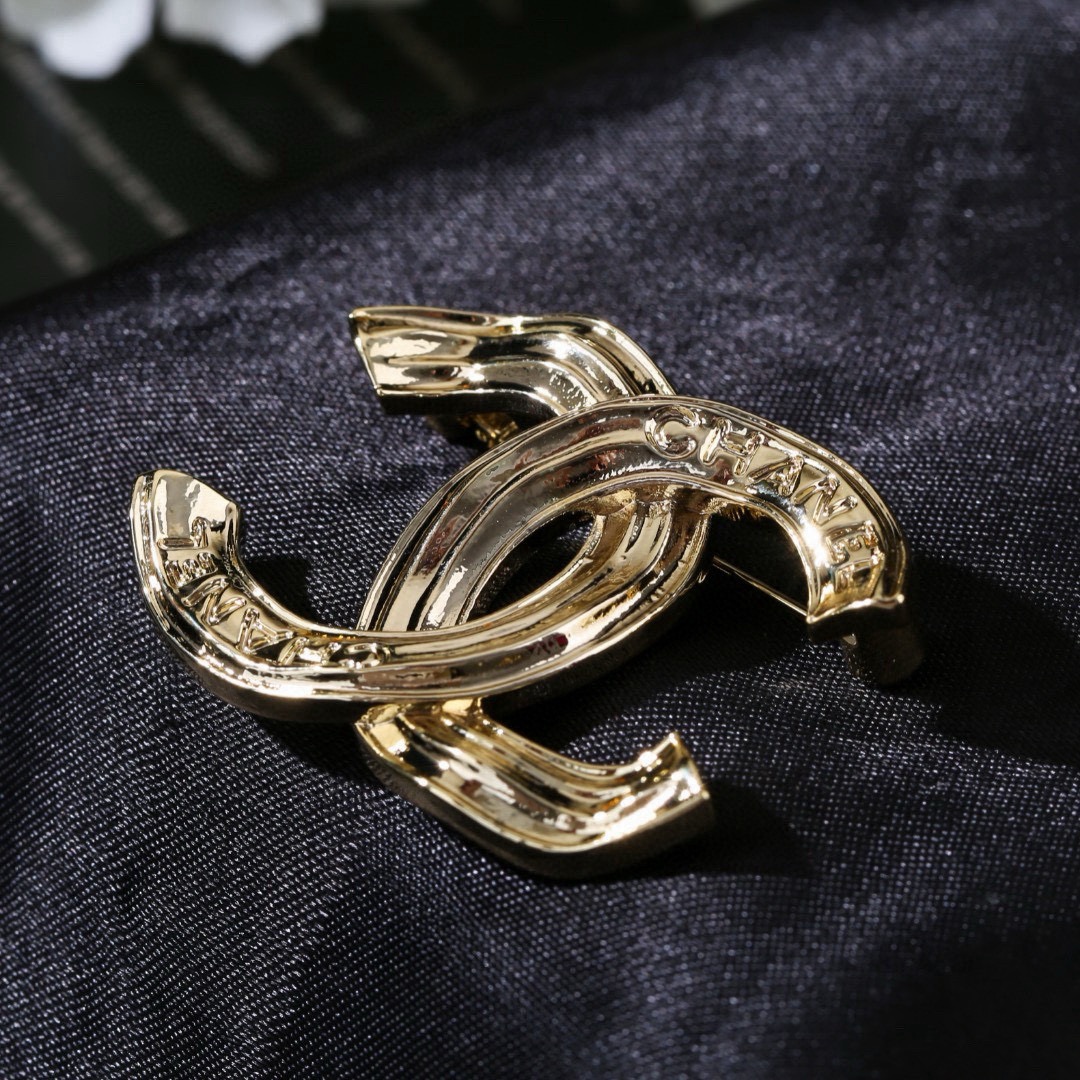 Chanel 香奈儿 Chanel 秋冬系列 光面 字母 双C胸针 别有心机设计的一款 完美 元素添加