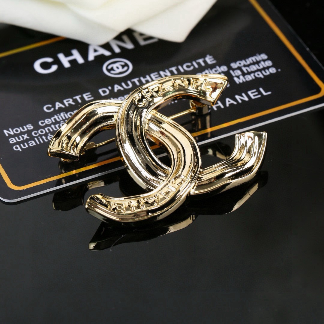 Chanel 香奈儿 Chanel 秋冬系列 光面 字母 双C胸针 别有心机设计的一款 完美 元素添加