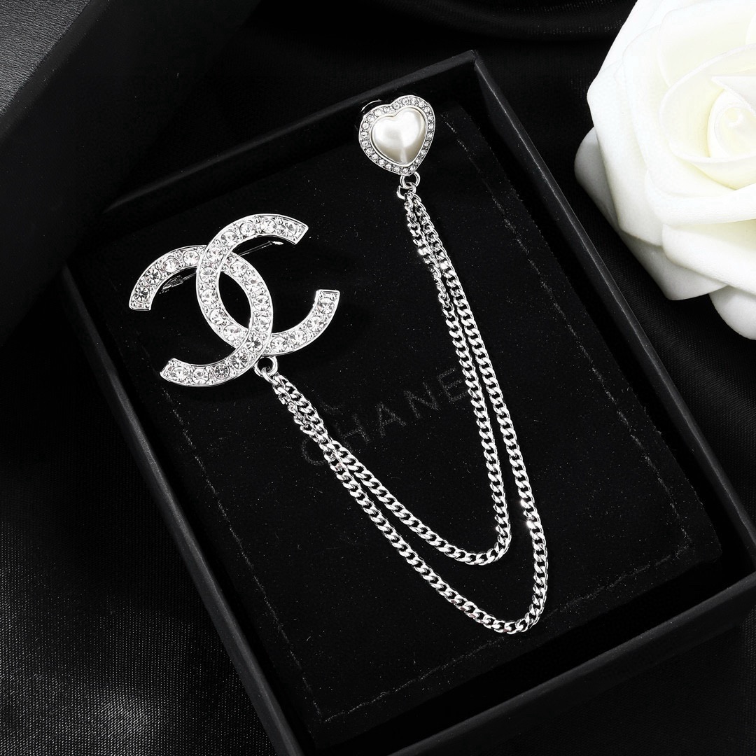 Chanel 小香Chanel新款胸针 每一个细节做工非常精细 这款设计非常美轮美奂 这款真的 美 仙 小姐姐
