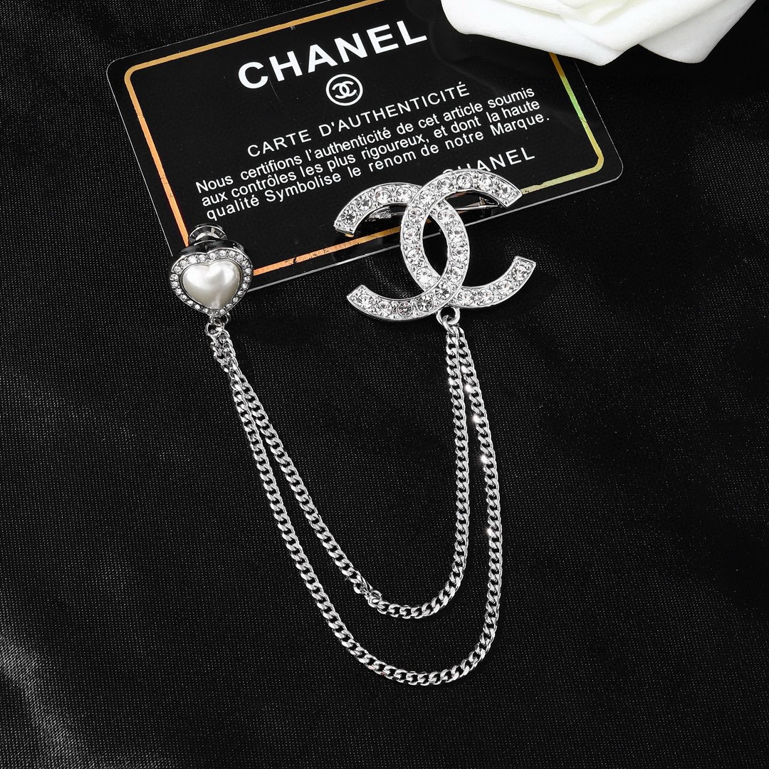 Chanel 小香Chanel新款胸针 每一个细节做工非常精细 这款设计非常美轮美奂 这款真的 美 仙 小姐姐