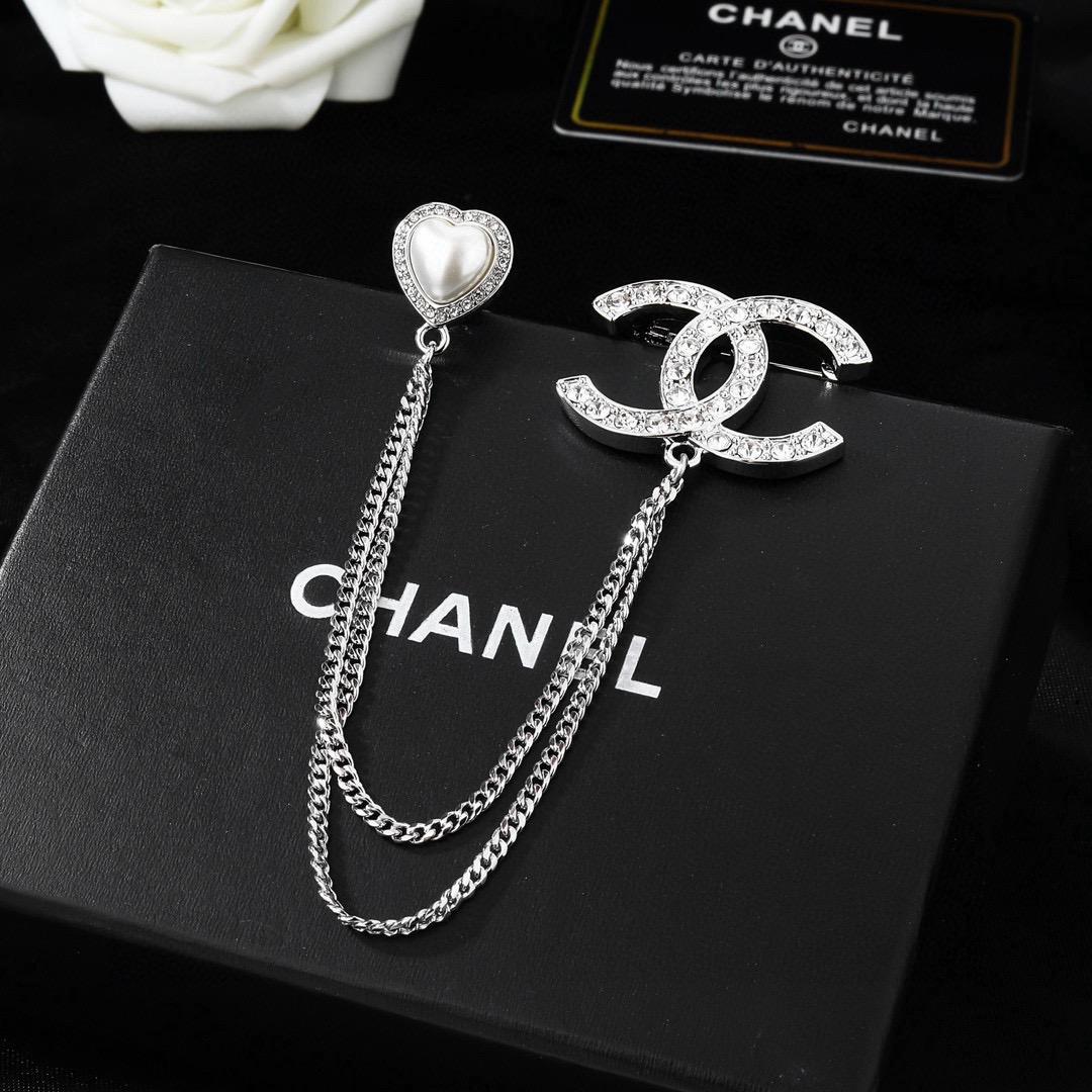Chanel 小香Chanel新款胸针 每一个细节做工非常精细 这款设计非常美轮美奂 这款真的 美 仙 小姐姐