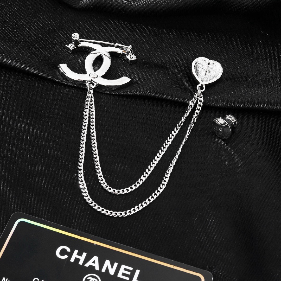 Chanel 小香Chanel新款胸针 每一个细节做工非常精细 这款设计非常美轮美奂 这款真的 美 仙 小姐姐