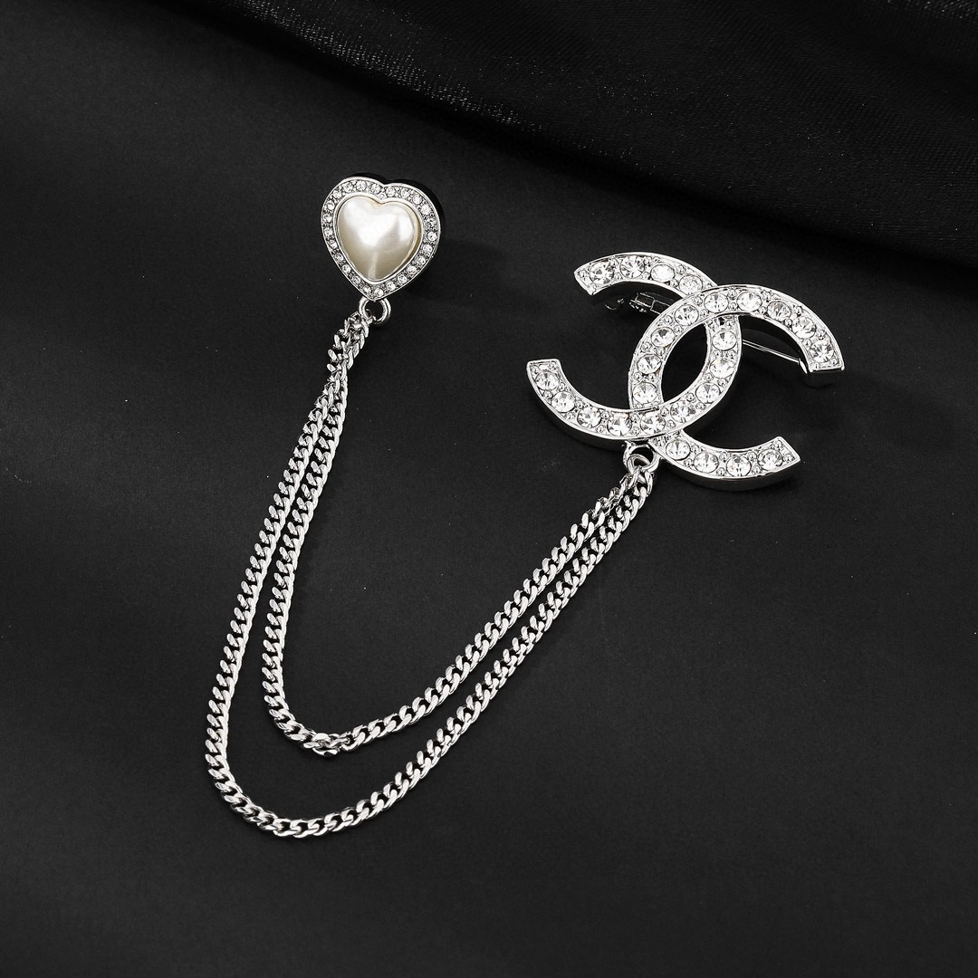 Chanel 小香Chanel新款胸针 每一个细节做工非常精细 这款设计非常美轮美奂 这款真的 美 仙 小姐姐
