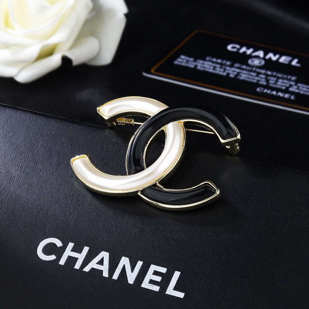CHANEL 香奈儿新款胸针  ✨每一个细节做工非常精细    这款设计非常美轮美奂 这款真的超级美超级