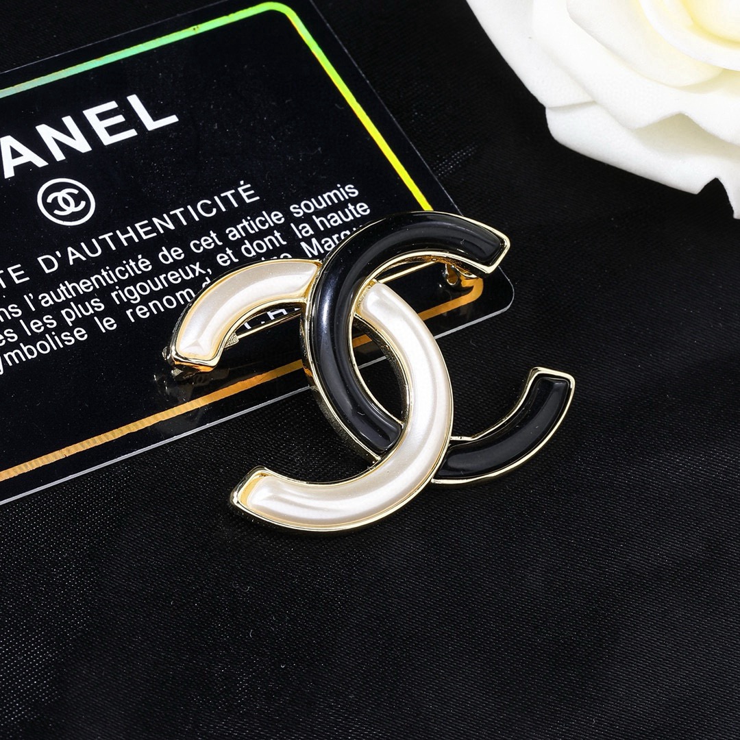 CHANEL 香奈儿新款胸针  ✨每一个细节做工非常精细    这款设计非常美轮美奂 这款真的超级美超级