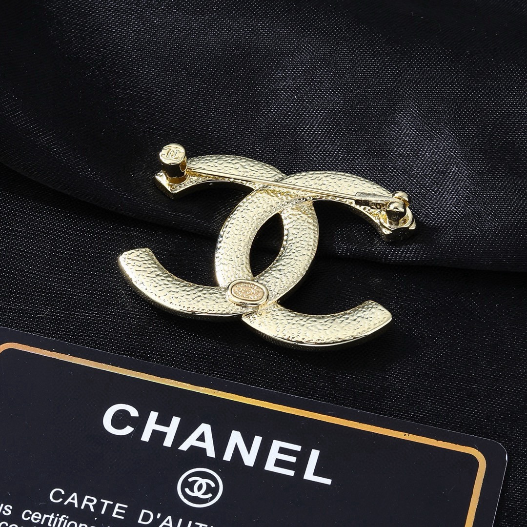 CHANEL 香奈儿新款胸针  ✨每一个细节做工非常精细    这款设计非常美轮美奂 这款真的超级美超级