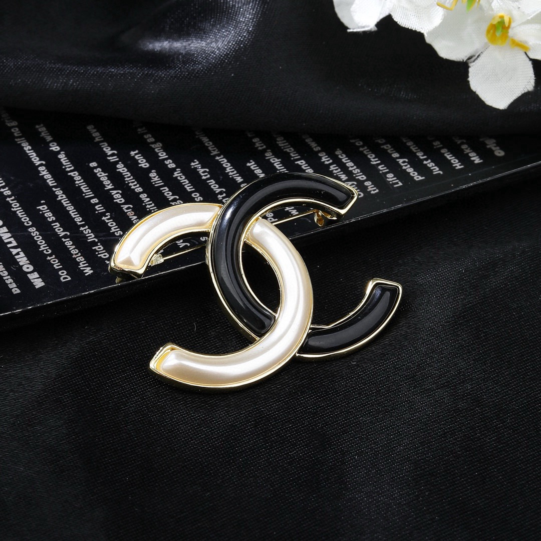 CHANEL 香奈儿新款胸针  ✨每一个细节做工非常精细    这款设计非常美轮美奂 这款真的超级美超级