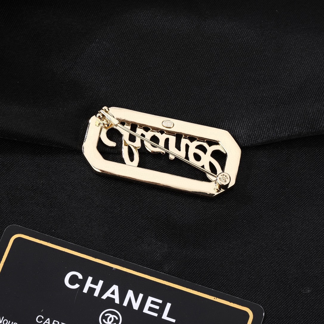 CHANEL 香奈儿新款字母胸针  ✨每一个细节做工非常精细    这款设计非常美轮美奂 这款真的超级美