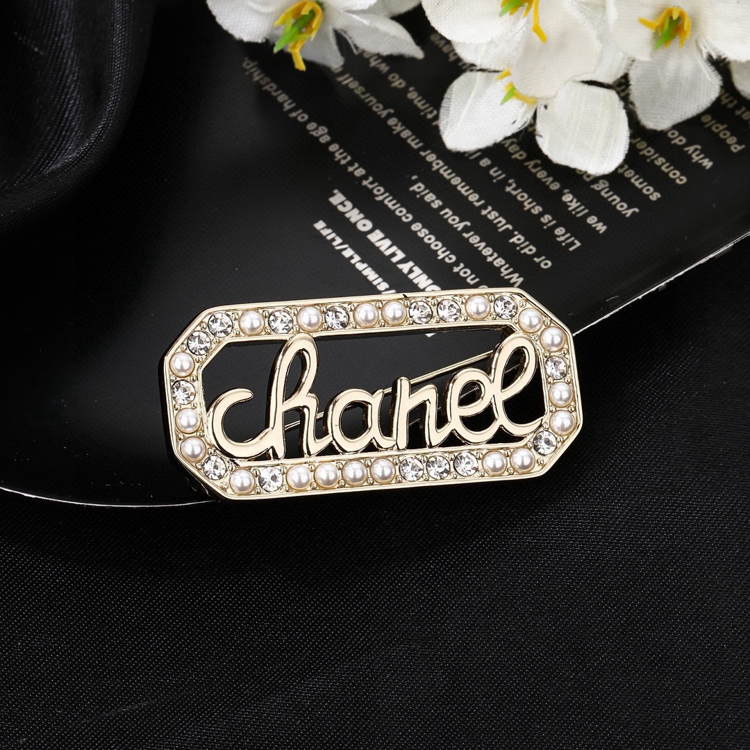 CHANEL 香奈儿新款字母胸针  ✨每一个细节做工非常精细    这款设计非常美轮美奂 这款真的超级美