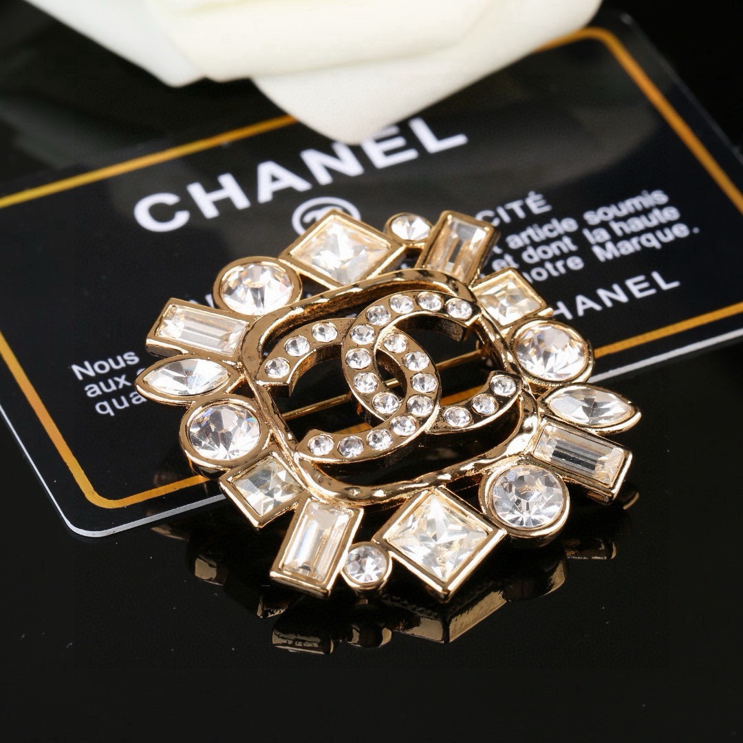 小香 Chanel 秋冬系列 钻石 双C胸针  别有心机设计的一款 超级完美 时髦元素添加