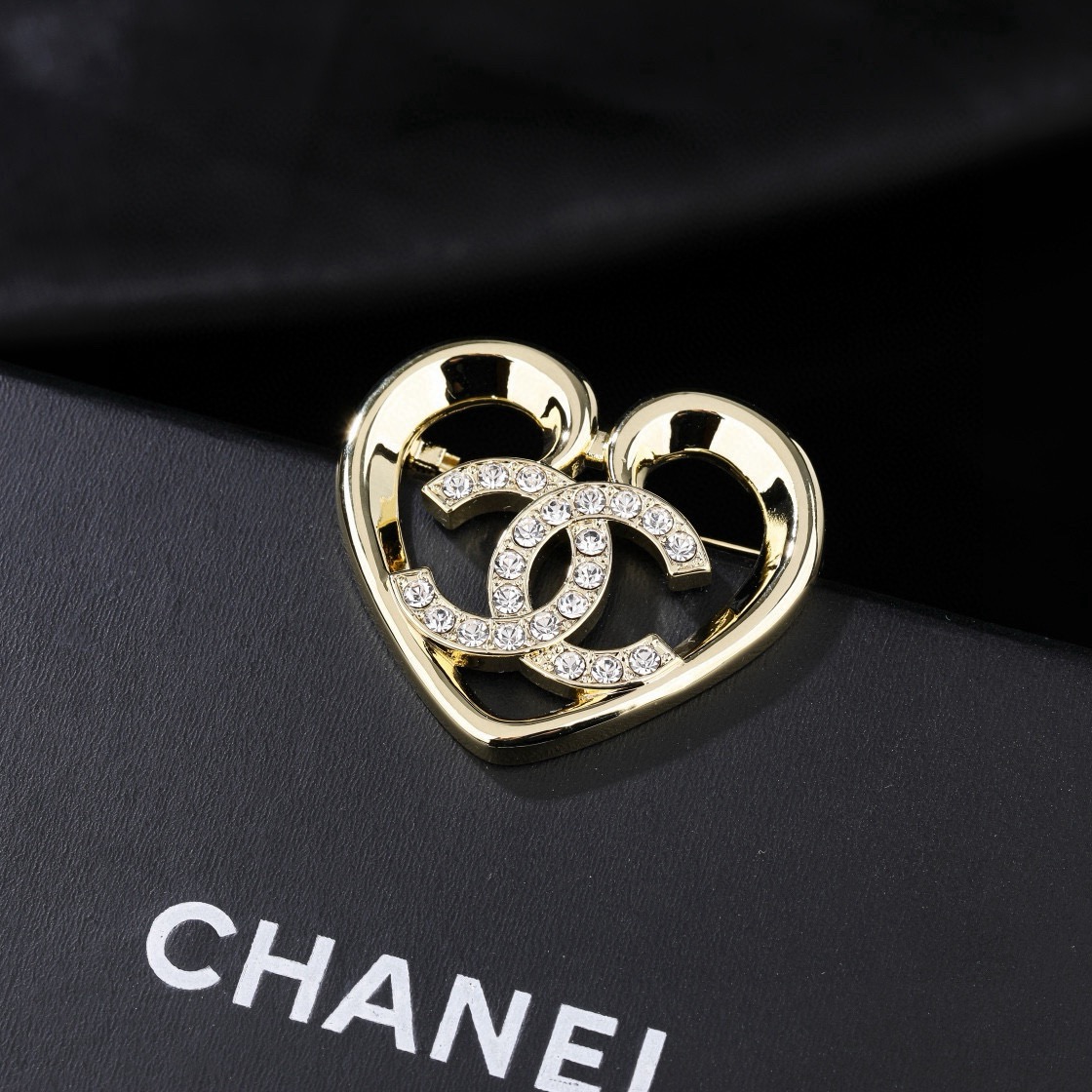 CHANEL 香奈儿新款爱心💗双C胸针  ✨每一个细节做工非常精细    这款设计非常美轮美奂 这款真的