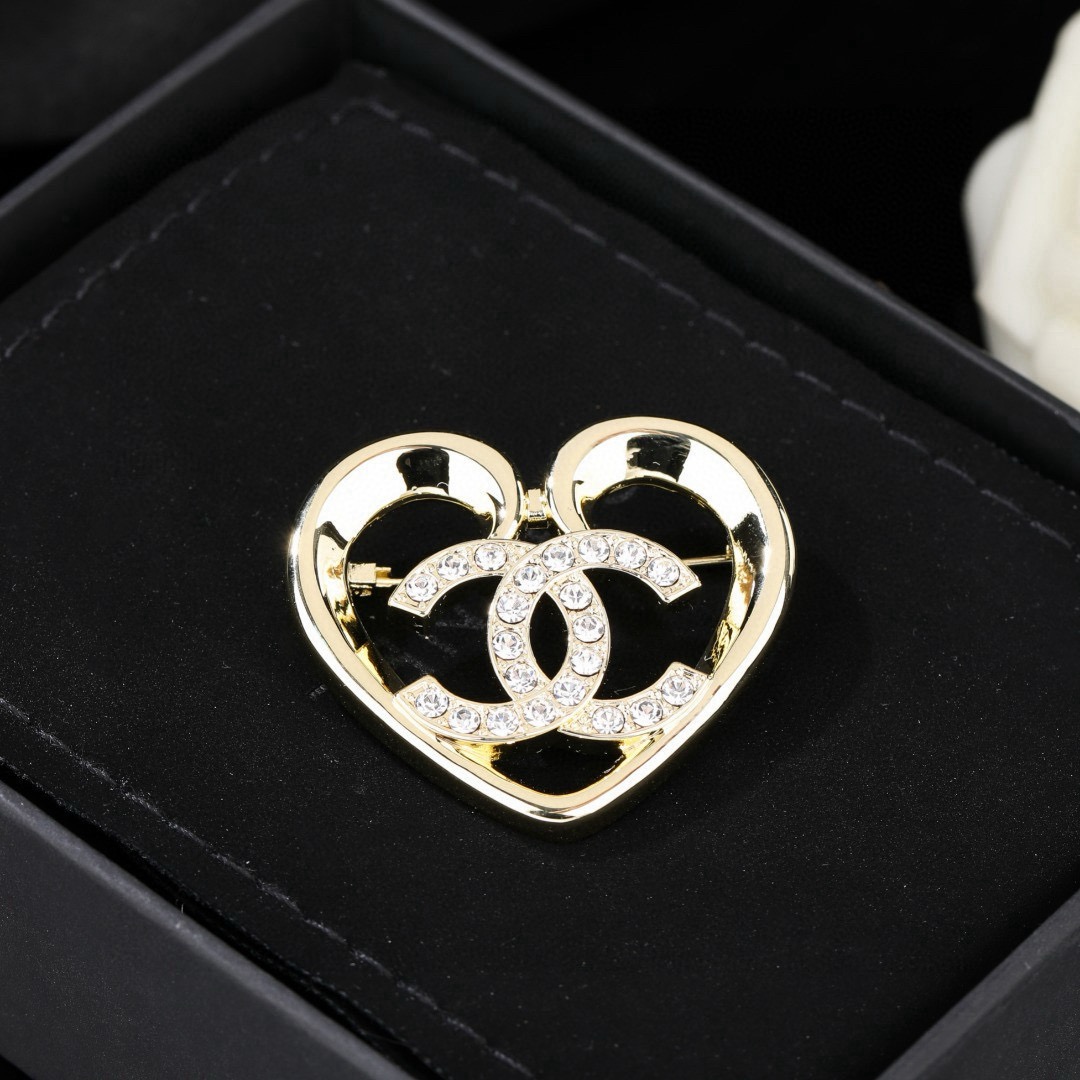 CHANEL 香奈儿新款爱心💗双C胸针  ✨每一个细节做工非常精细    这款设计非常美轮美奂 这款真的