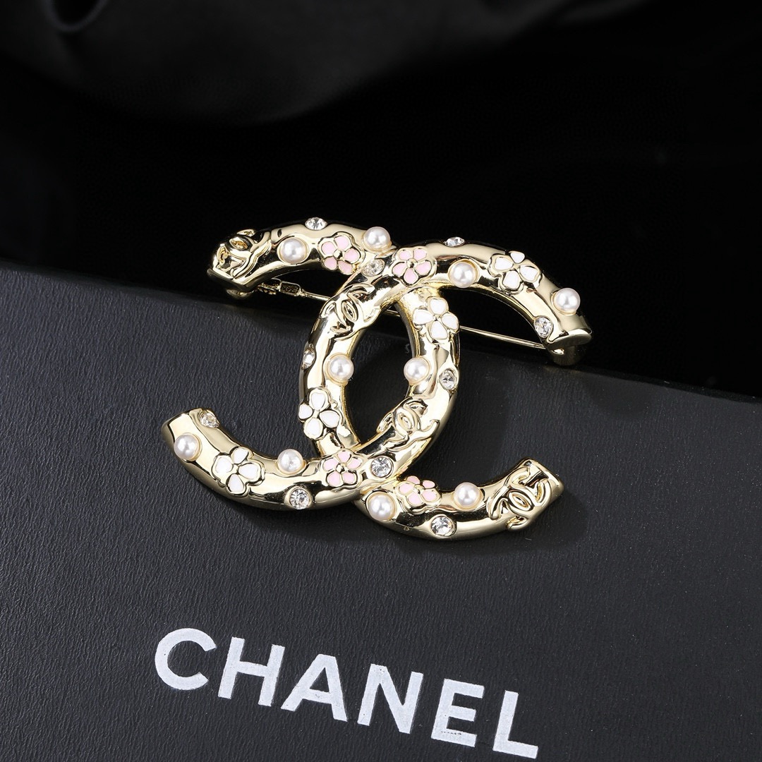 小香Chanel新款双C胸针   ✨每一个细节做工非常精细    这款设计非常美轮美奂 这款真的超级美超