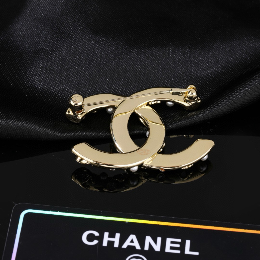 小香Chanel新款双C胸针   ✨每一个细节做工非常精细    这款设计非常美轮美奂 这款真的超级美超