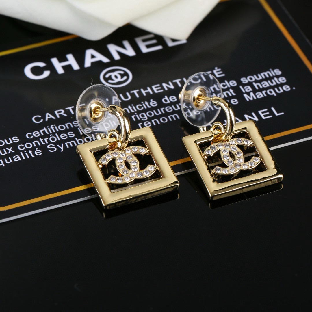 Chanel nuevos pendientes lanzados en el mostrador pendientes de doble C artesanía fina material de latón idéntico al or…