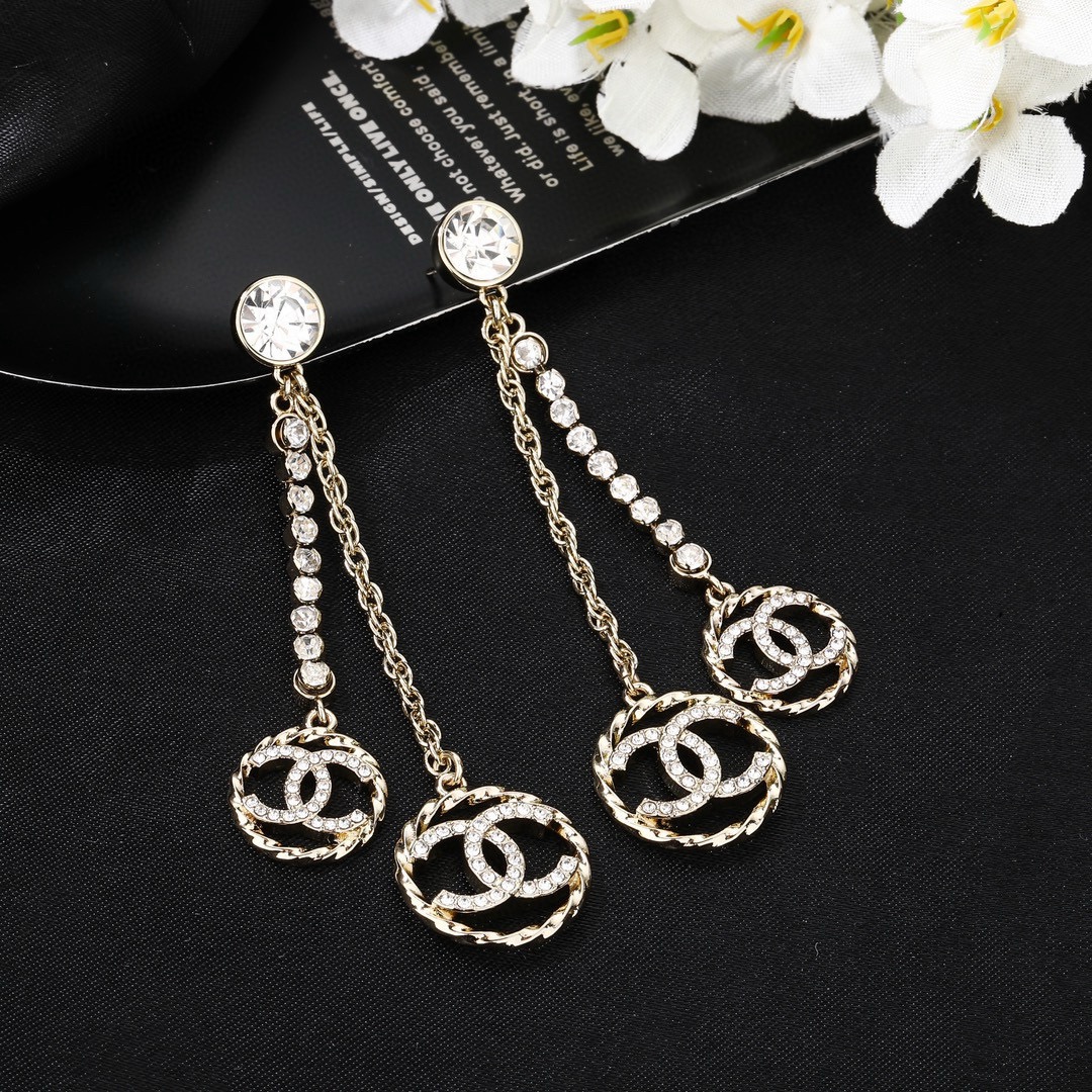 Chanel nuevos pendientes lanzados en el mostrador pendientes de aro doble C artesanía fina material de latón idéntico a…