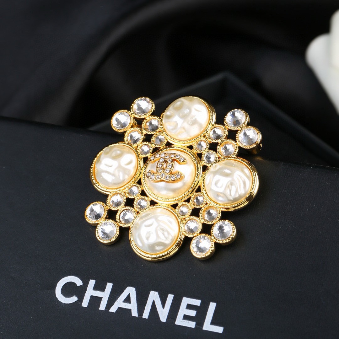 Chanel serie otoño-invierno broche de diamantes y perlas diseño con intención especial súper perfecto con elementos de …
