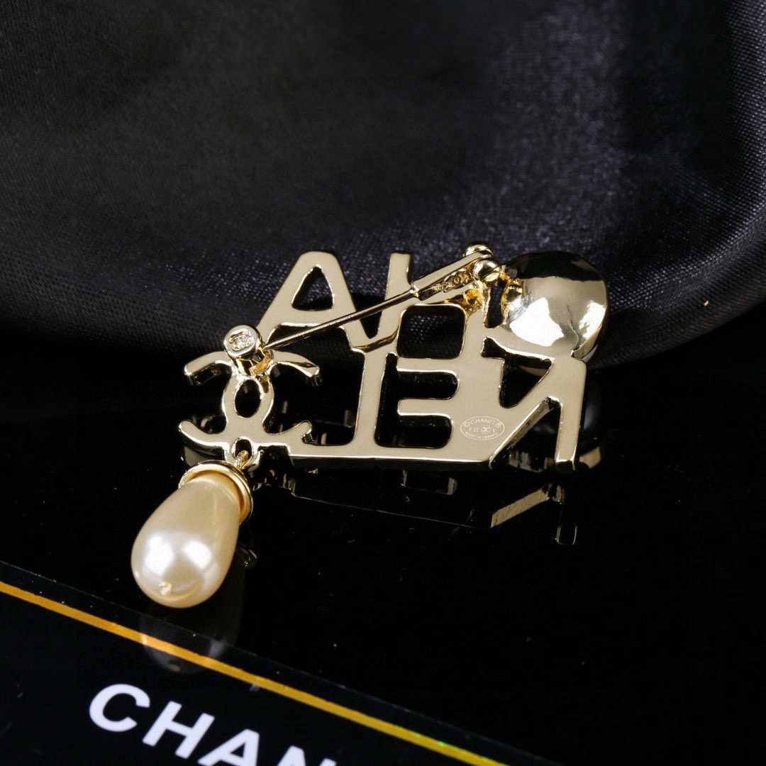 小香 Chanel 秋冬系列 珍珠  胸针  别有心机设计的一款 超级完美 时髦元素添加