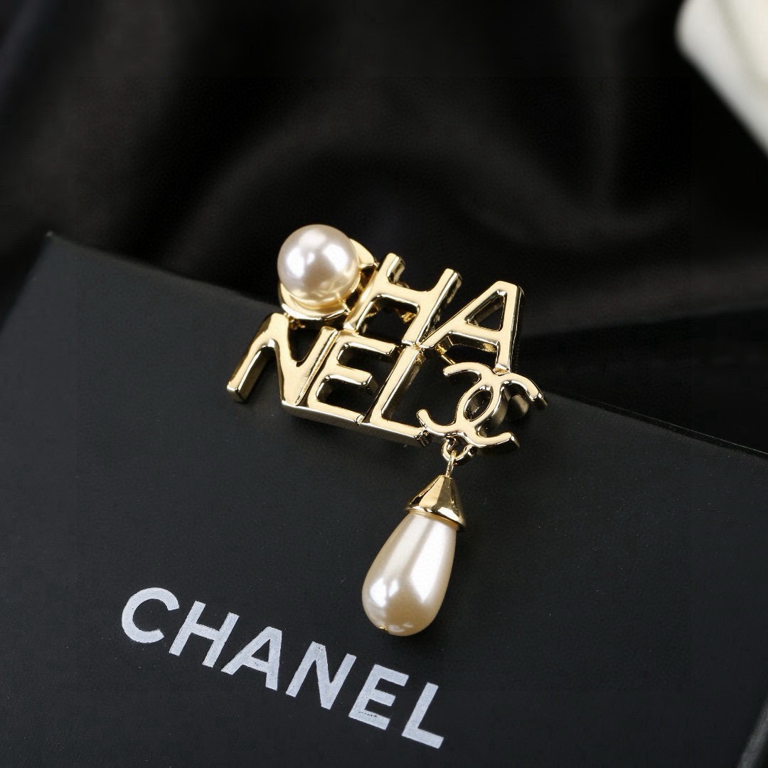 小香 Chanel 秋冬系列 珍珠  胸针  别有心机设计的一款 超级完美 时髦元素添加