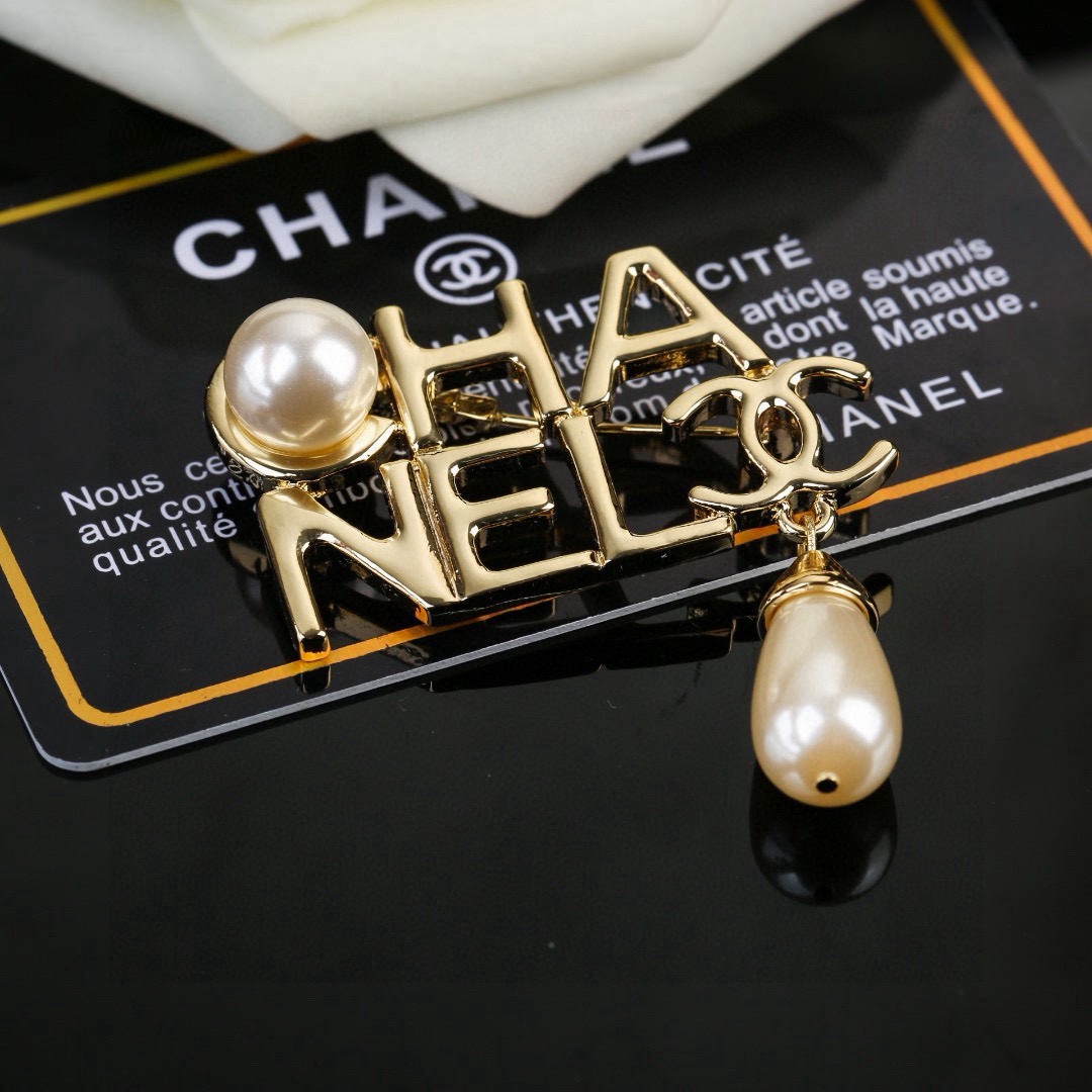 小香 Chanel 秋冬系列 珍珠  胸针  别有心机设计的一款 超级完美 时髦元素添加